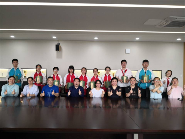 8凤栖湖校区初三教职工子女与家长合影.jpg