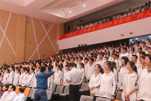 全体同学齐唱《我和我的祖国》.jpg