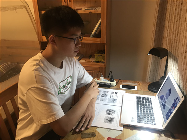 王昱翔同学交流中.jpg