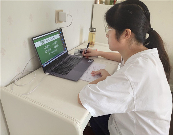8班班主任发言.jpg