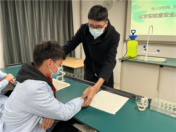 程伟老师查看“受伤”学生状况.jpg