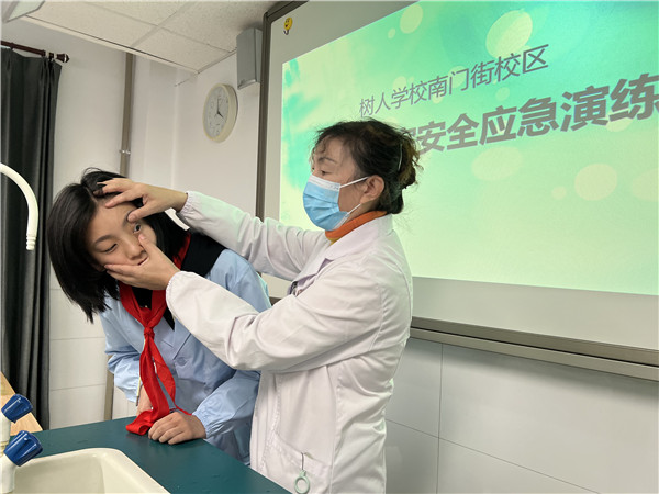 校医对“受伤”学生进行初步护理2.jpg