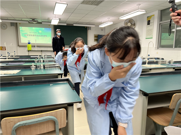 学生快速有序撤离.jpg
