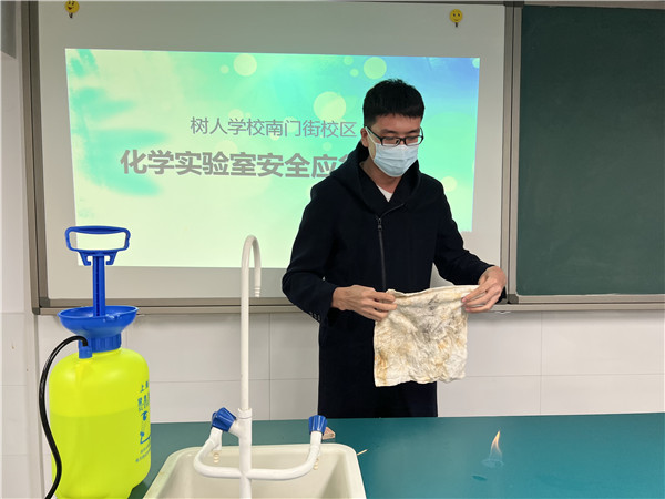 程伟老师演示湿抹布灭火.jpg