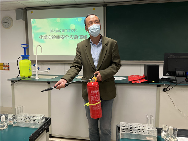 汤主任介绍灭火器使用方法.jpg