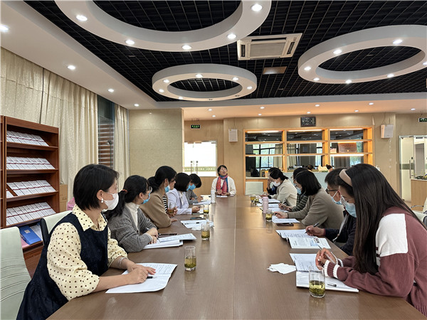 初中政治组教师参与集中教研.jpg
