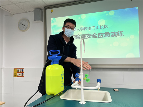程伟老师介绍洗眼器使用方法.jpg