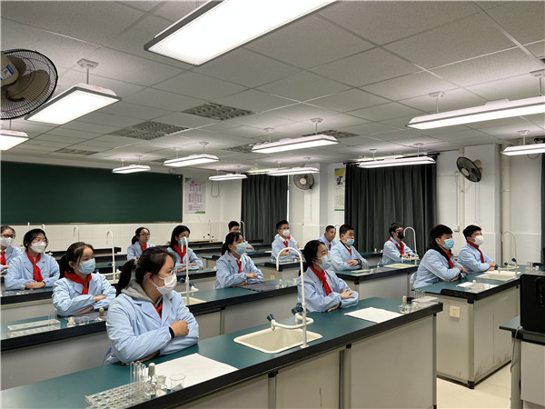 学生认真听讲.jpg