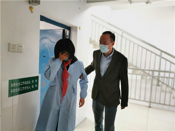 汤主任带“受伤“学生去医院进一步治.jpg