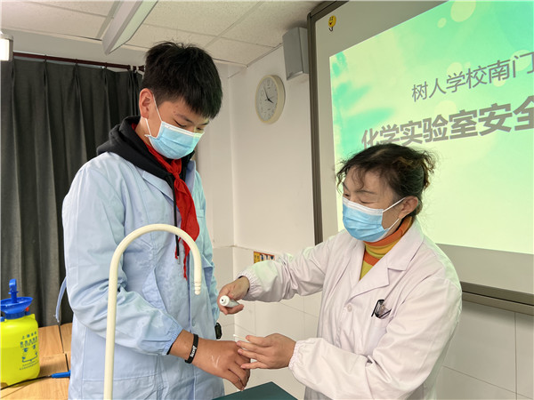 校医对“受伤”学生进行初步护理1.jpg