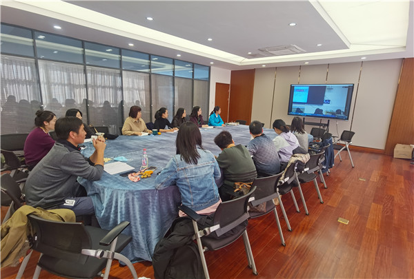 历史组集中教研2.jpg