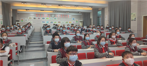 学生在认真听讲座.jpg