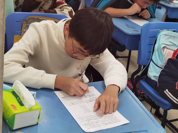 学生认真答题2.jpg