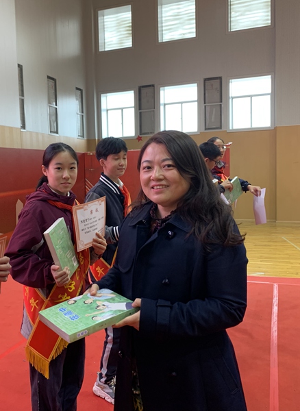 年级组长张引老师给学生颁奖.jpg
