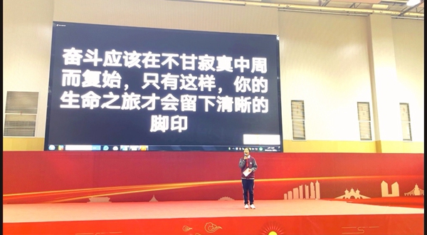 初二（12）班李晨曦同学在演讲.jpg