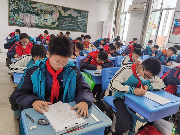 学生认真答题4.jpg