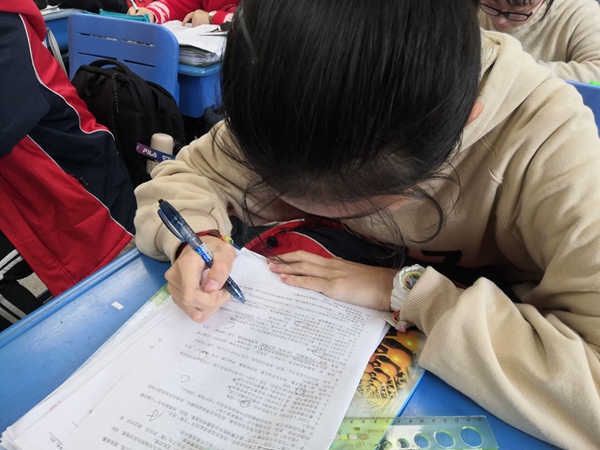学生认真答题1.jpg