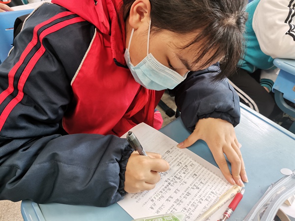学生认真答题3.jpg