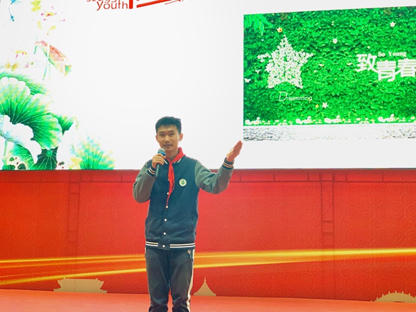 初二（13）班陈海鹏同学在演讲.jpg