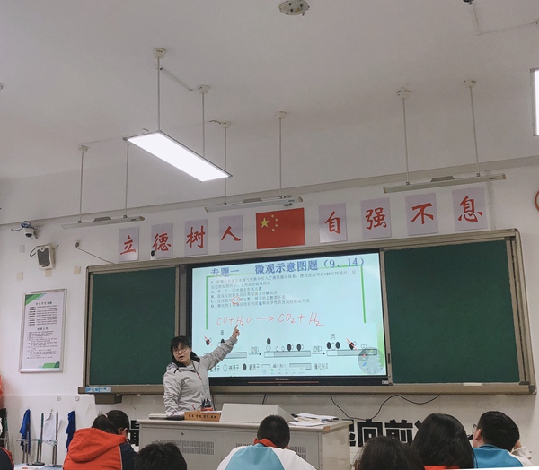 赵舒昱老师授课.JPG