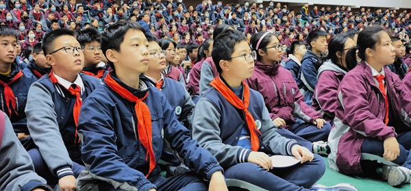 学生在认真观看视频.jpg