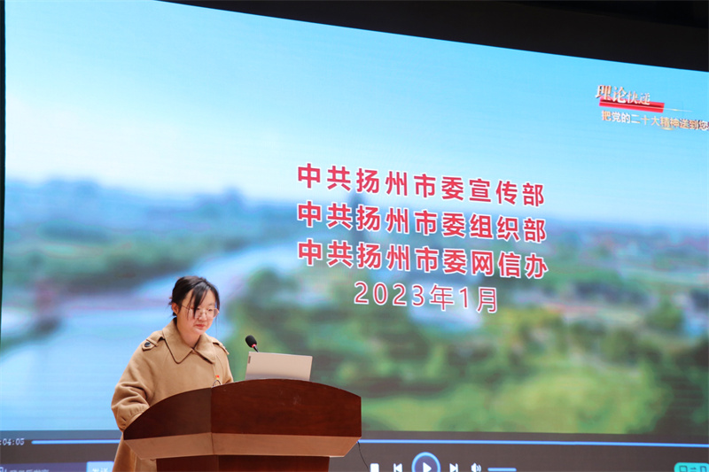 校办主任孙婷主持会议.jpg