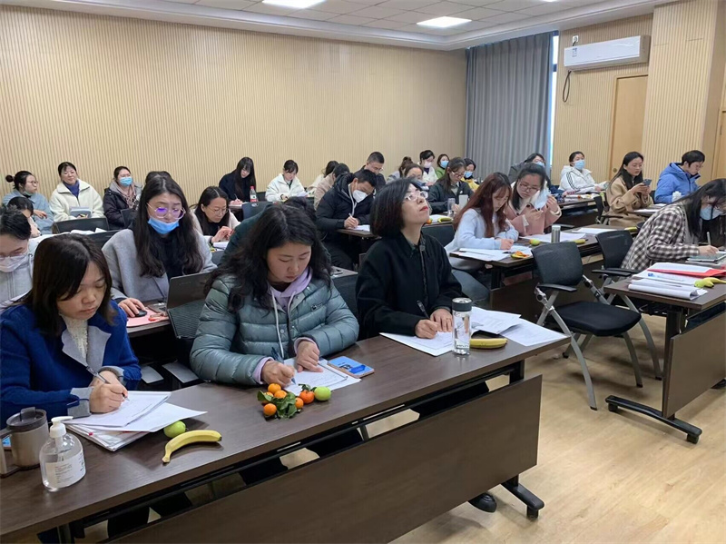 集体教研中.jpg
