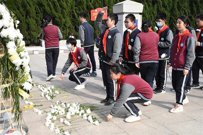 7 少先队员代表敬献鲜花.jpg