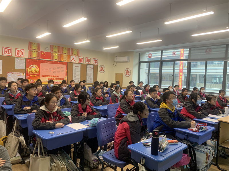 高一3班全体学生认真聆听.jpg