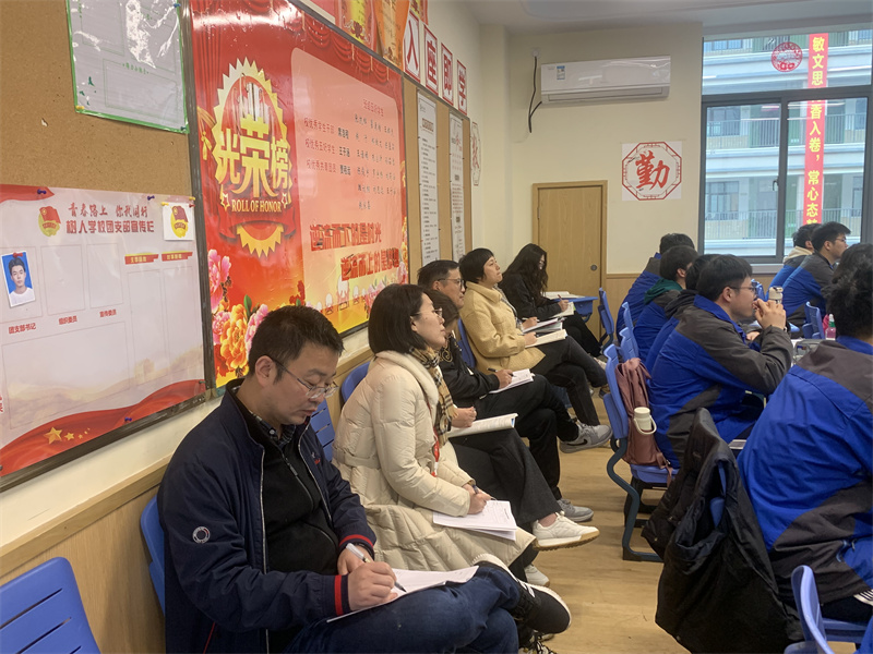 高一年级班主任们听课.jpg