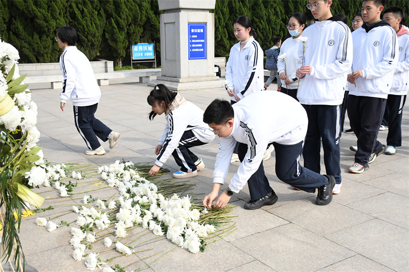 8 团员代表敬献鲜花.jpg