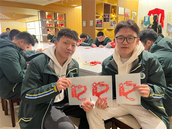 学生展示剪纸照片.png