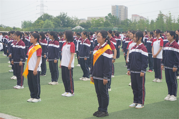 全体师生列队.jpg