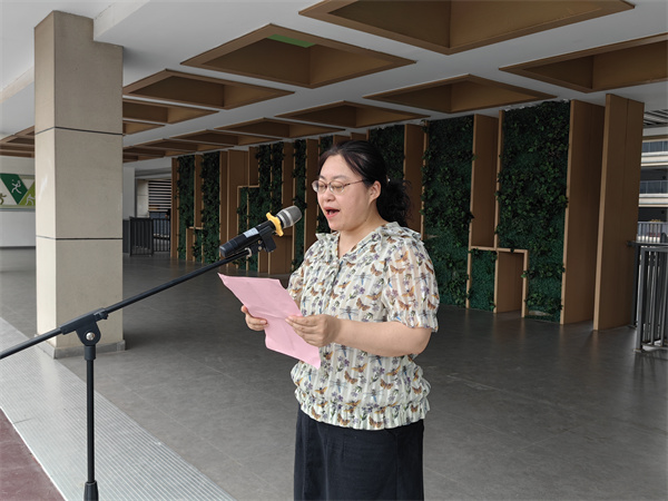 生物组邰丽娟老师宣读喜报.jpg