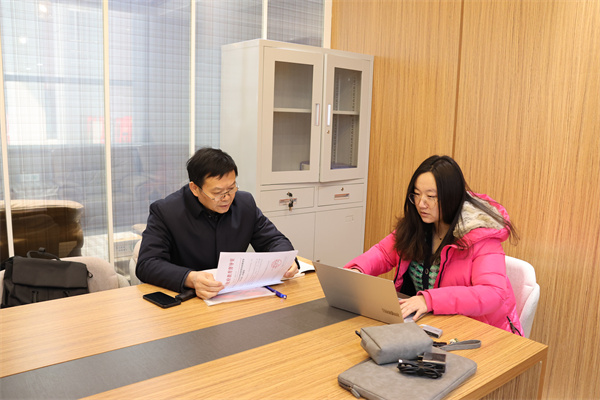 王玉宏督学和教科室主任孙婷交流.jpg