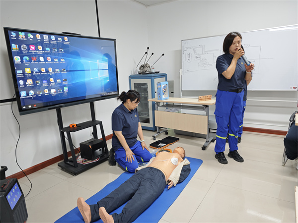 学习心肺复苏术（CPR）和自动体外除颤器（AED）的使用.jpg