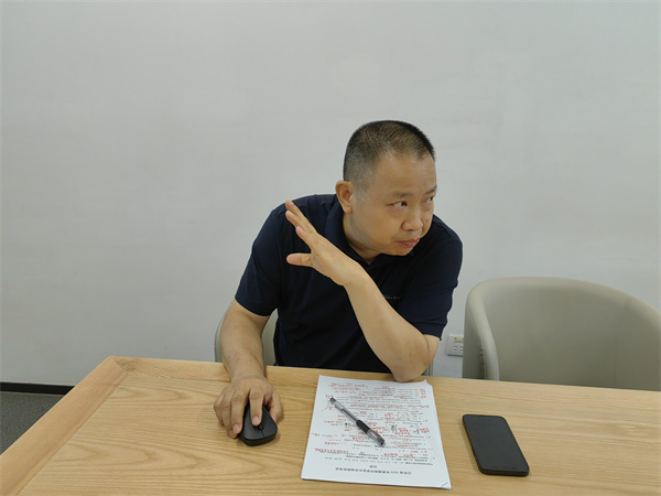 化学教研组长王飞老师主持并发言.jpg