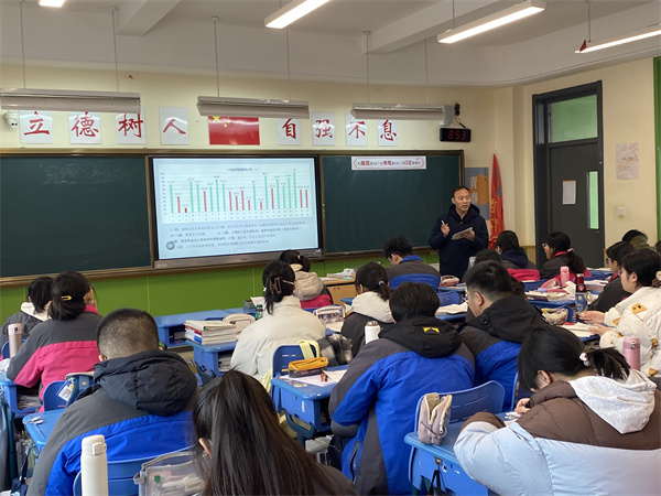 地理组陶力越老师课堂风采.jpg