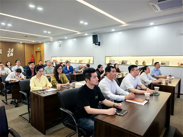 高三年级全体教师参会.jpg