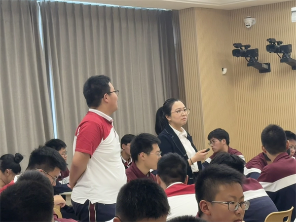 夏菁老师课堂风采.png