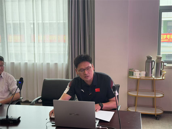 何东平老师汇报.jpg