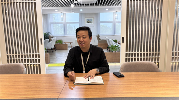 张鹏副校长介绍学校办学成果.jpg 张鹏副校长介绍学校办学成果.jpg