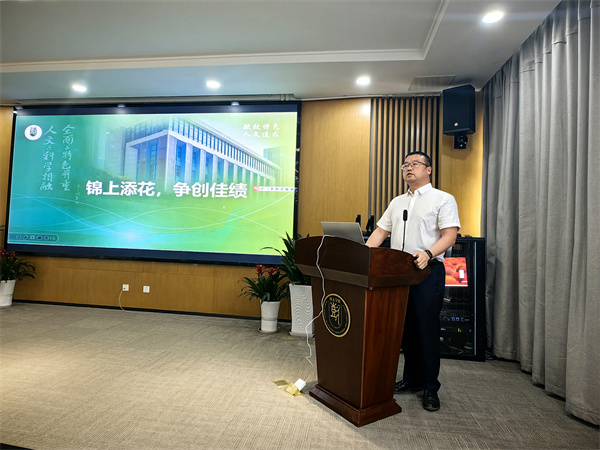 英语备课组组长王垒发言.jpg