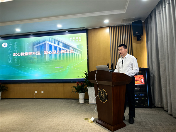 班主任代表颜俊发言.jpg